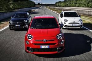 Fiat 500X Sport, Rot, Schwarz, Weiss, Fahrend auf Strasse, Neu, von vorne, seitlich