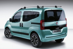 Fiat Qubo parkiert mintgrün türkis von hinten