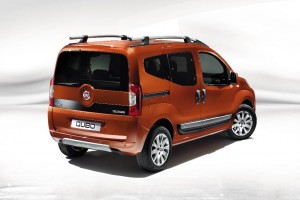 Fiat Qubo orange parkiert von hinten